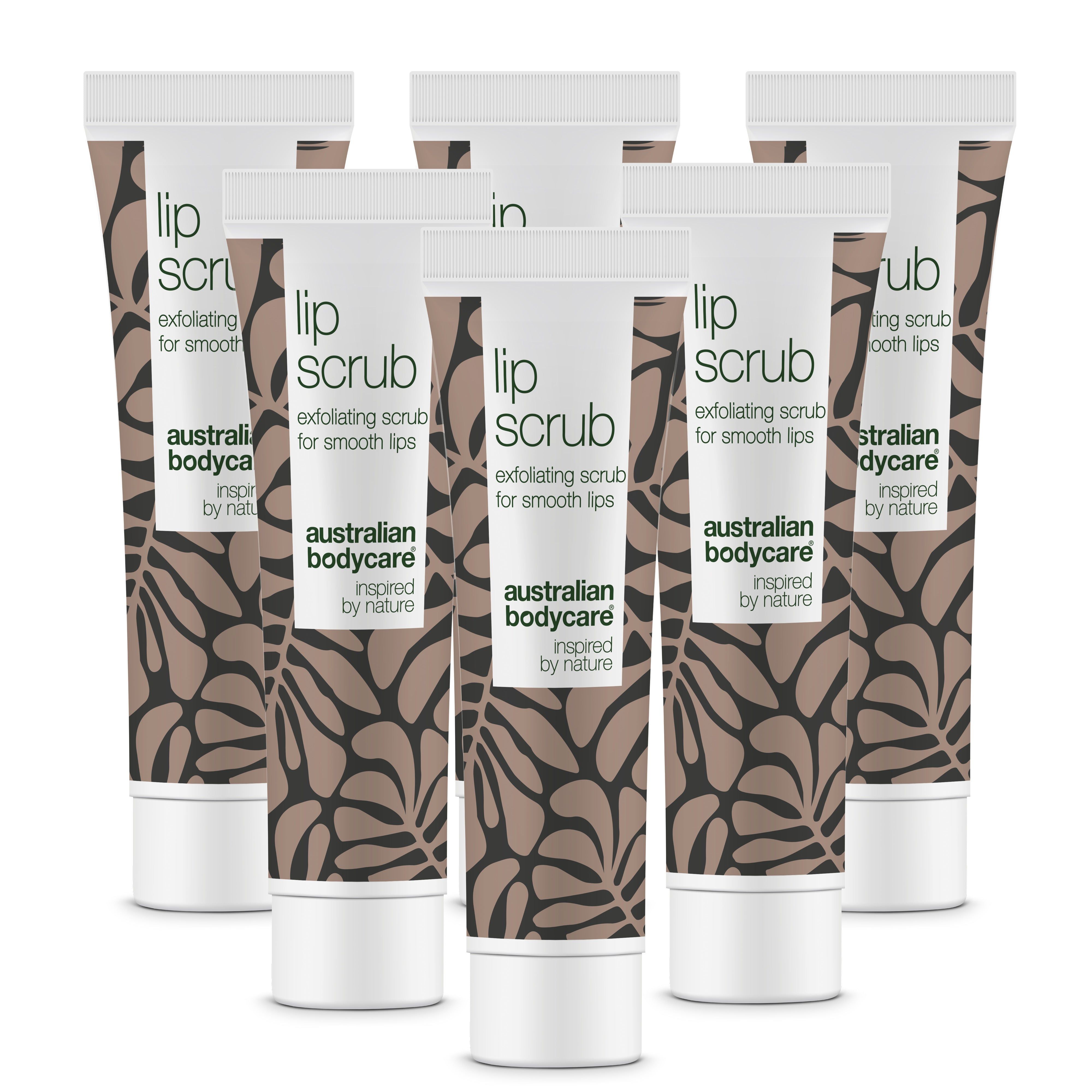 Sechs Tuben Lippenpeeling. Beige-braunes Design mit Blättermuster. Weißer Deckel und Schriftzug.