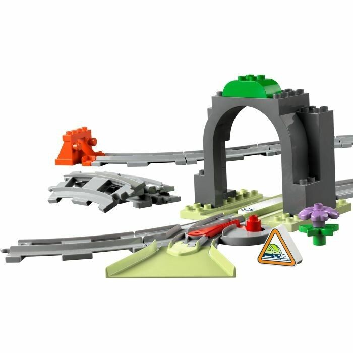 LEGO Duplo-Erweiterungsset mit Tunnel, Gleisen und Zubehör. Grauer Tunnel, Gleise, orangefarbene Felsen.