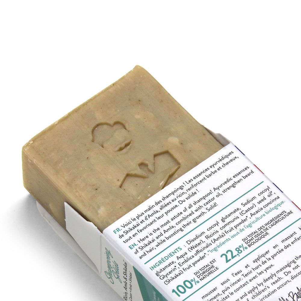 Produkt und Verpackung teilweise sichtbar. Seife und Text auf der Verpackung. Bio-Zertifizierung.