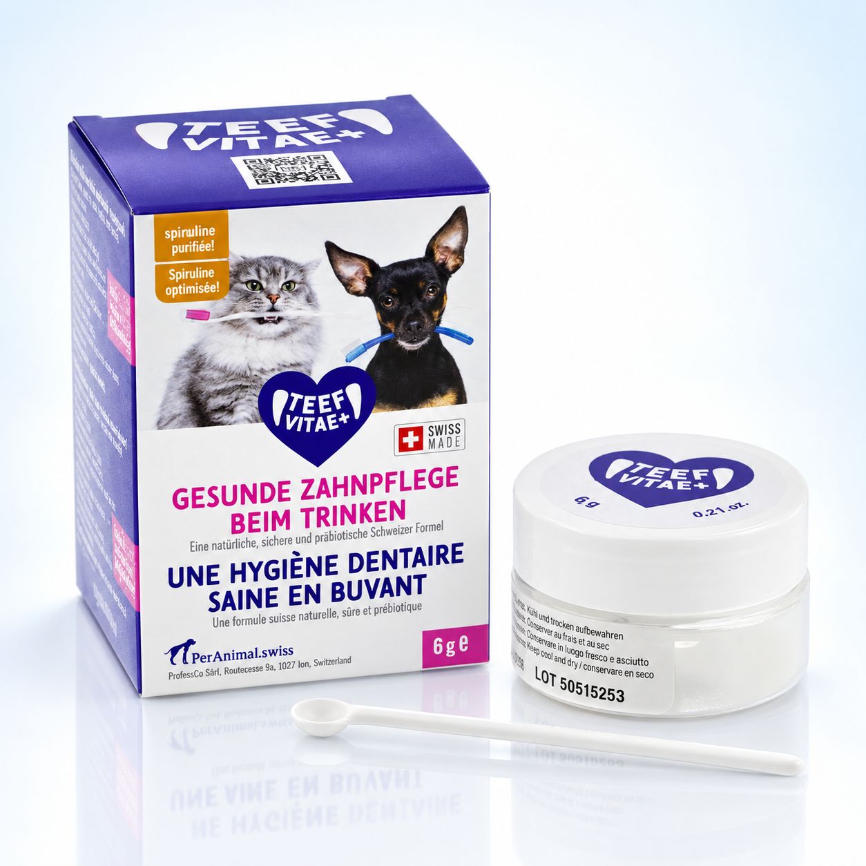 Verpackung und Tiegel des Zahnpflegeprodukts TEEF Vitae+. Swiss Made Logo und Dosierung 6g sichtbar. Kleiner Löffel liegt daneben.