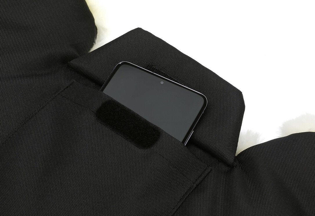 Schwarzer Handwärmer mit Lammfell. Innentasche mit Smartphone. Klettverschluss. Lammfellbesatz.