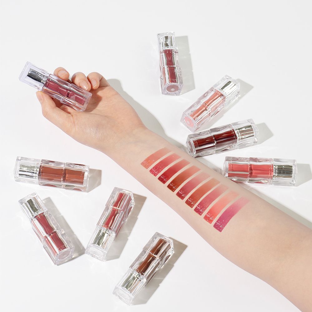 Hand mit aufgetragenen Lippenfarben und mehreren TINTIR Waterism Glow Tints.