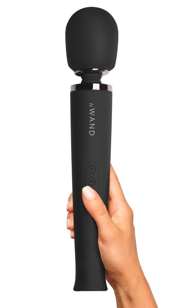 Hand hält schwarzen Vibrationsmassagegerät mit Bedienelementen.
