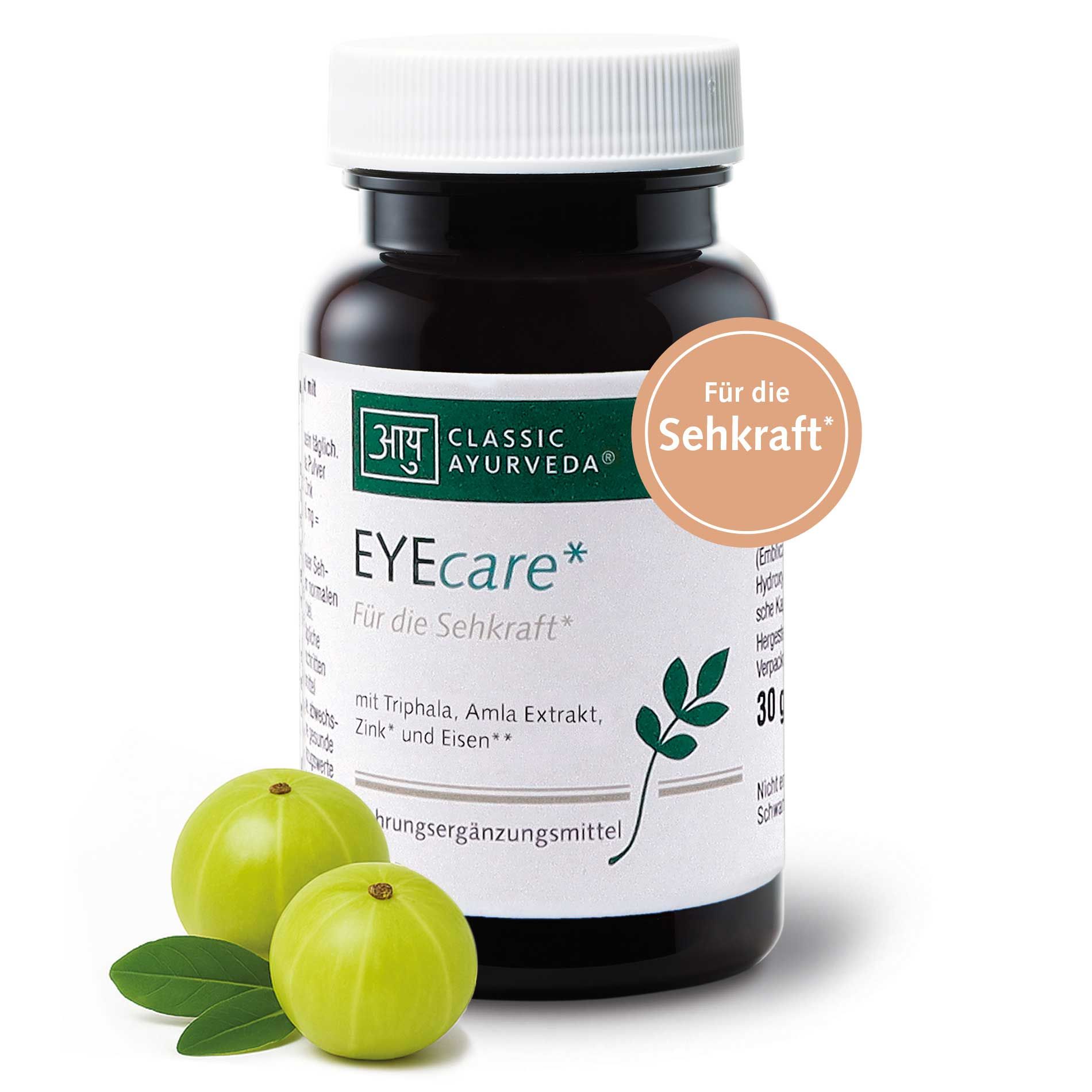 Braune Glasflasche mit weißem Etikett. Text: EYEcare*. Text: Für die Sehkraft. Classic Ayurveda Logo. Grüne Früchte.