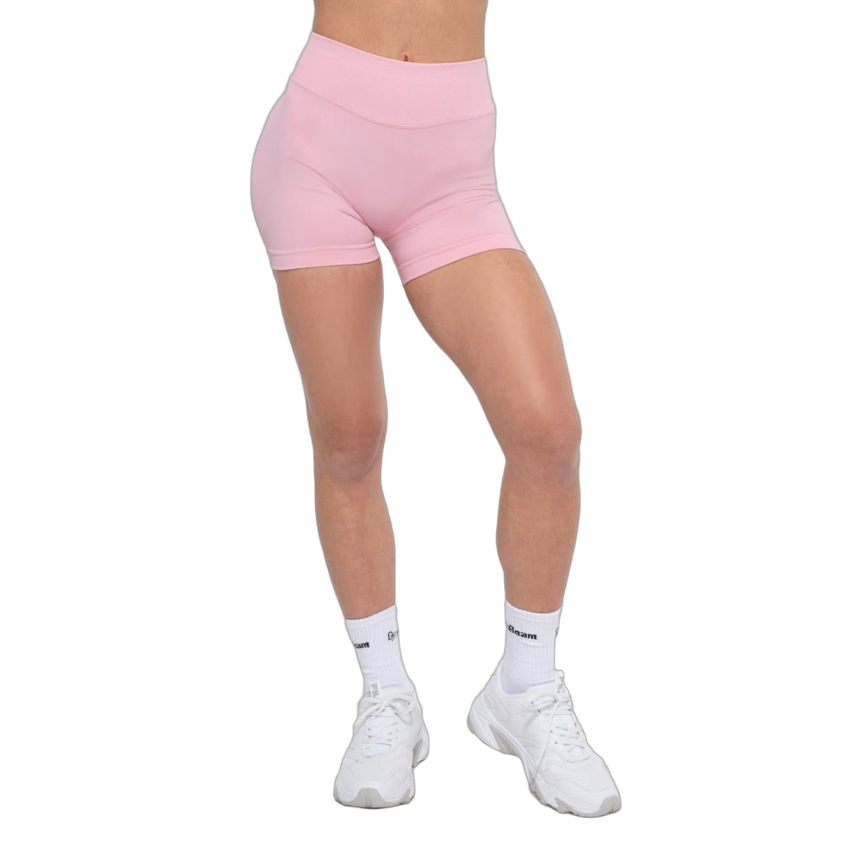 Damen Shorts in Baby Pink, Vorderansicht. Hoher Bund, figurbetonter Schnitt.