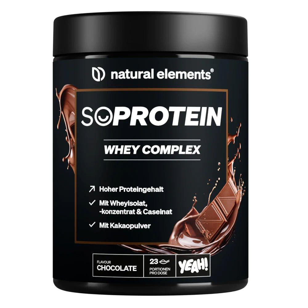 Schwarze Dose mit "natural elements" und "SOPROTEIN WHEY COMPLEX" Aufdruck. Schokoladen-Geschmack. Enthält Molkenproteine und Kakaopulver.