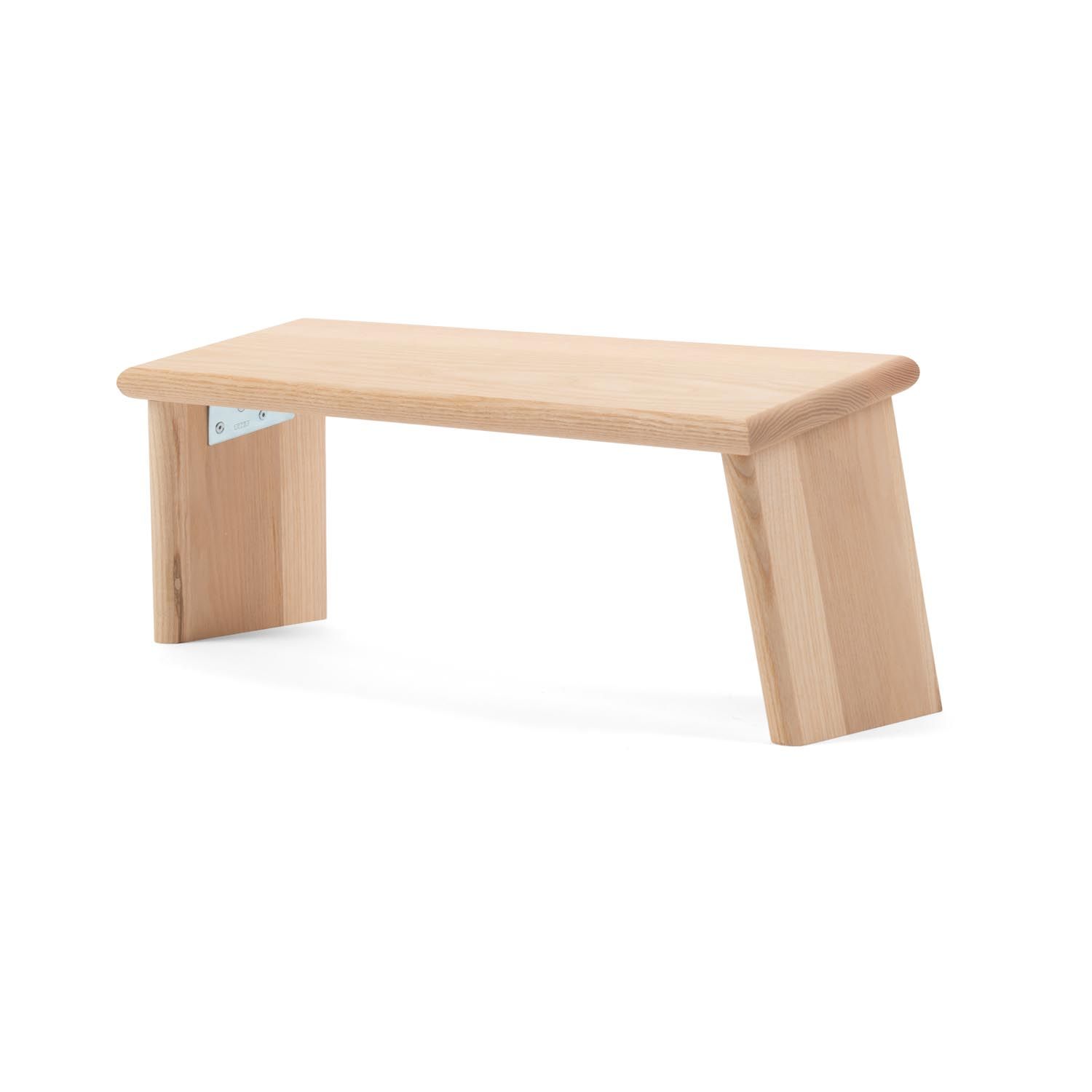 Geklappte Meditationsbank aus geöltem Buchenholz mit Metallscharnieren.
