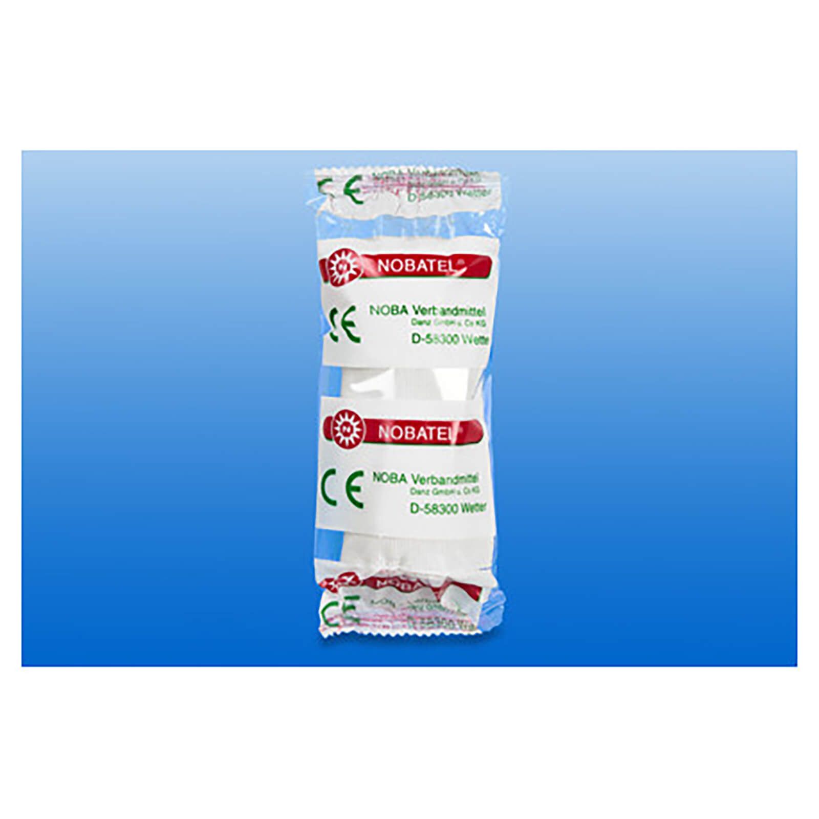 Verbandmittel in Folienverpackung. Aufdruck: NOBATEL, CE-Zeichen. Mehrere weiße Bandagen sichtbar.