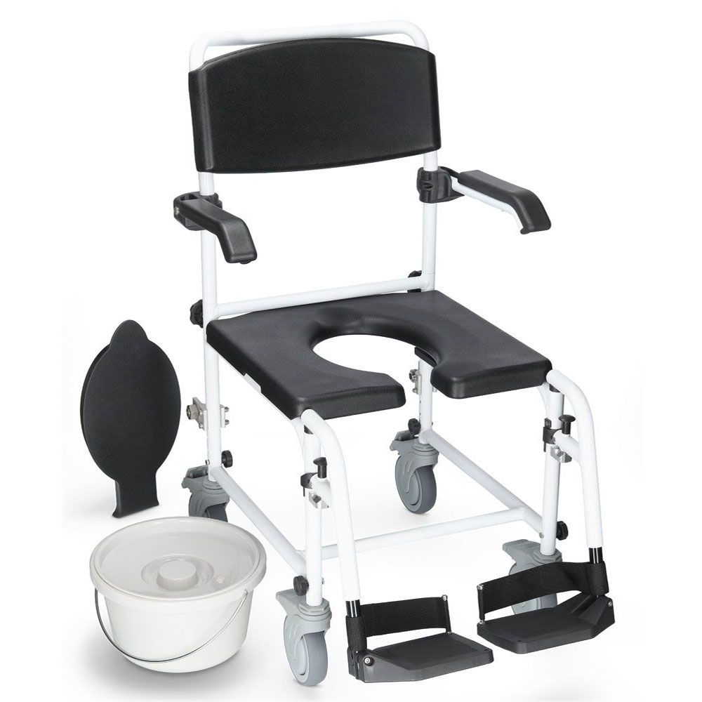 Dusch-Toilettenrollstuhl mit schwarzem Sitz und Rückenlehne. Weißes Gestell, Armlehnen, Fußstützen und Räder. Eimer und Sitz.