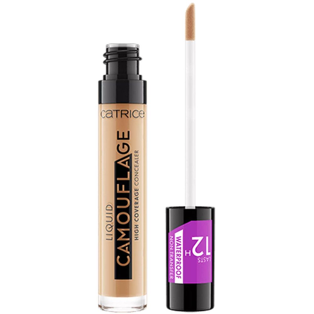 Catrice Camouflage Concealer. Beige Flüssig-Concealer mit Applikator. Schwarzer Deckel mit lila Aufkleber. Text: Waterproof, Non-Transfer, 12H.