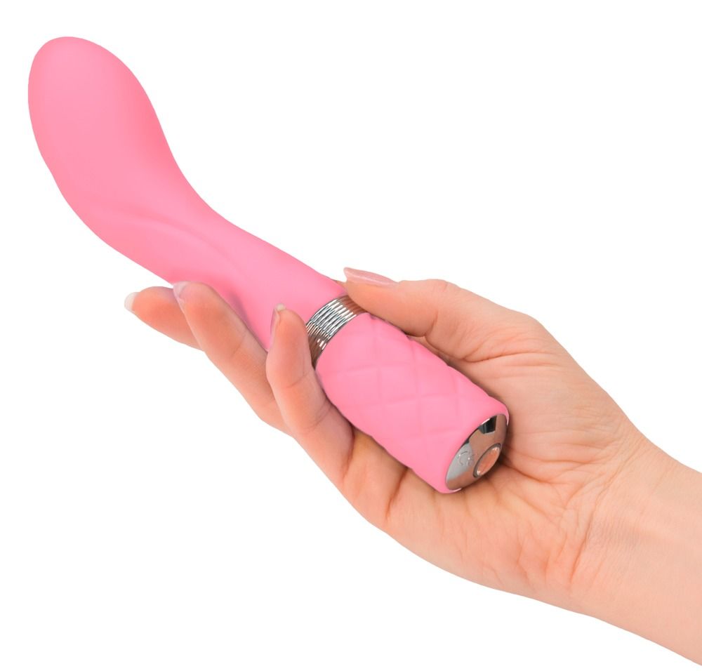 Rosa Vibrator, in einer Hand gehalten. Griff mit Rautenmuster. Silberfarbener Ring.