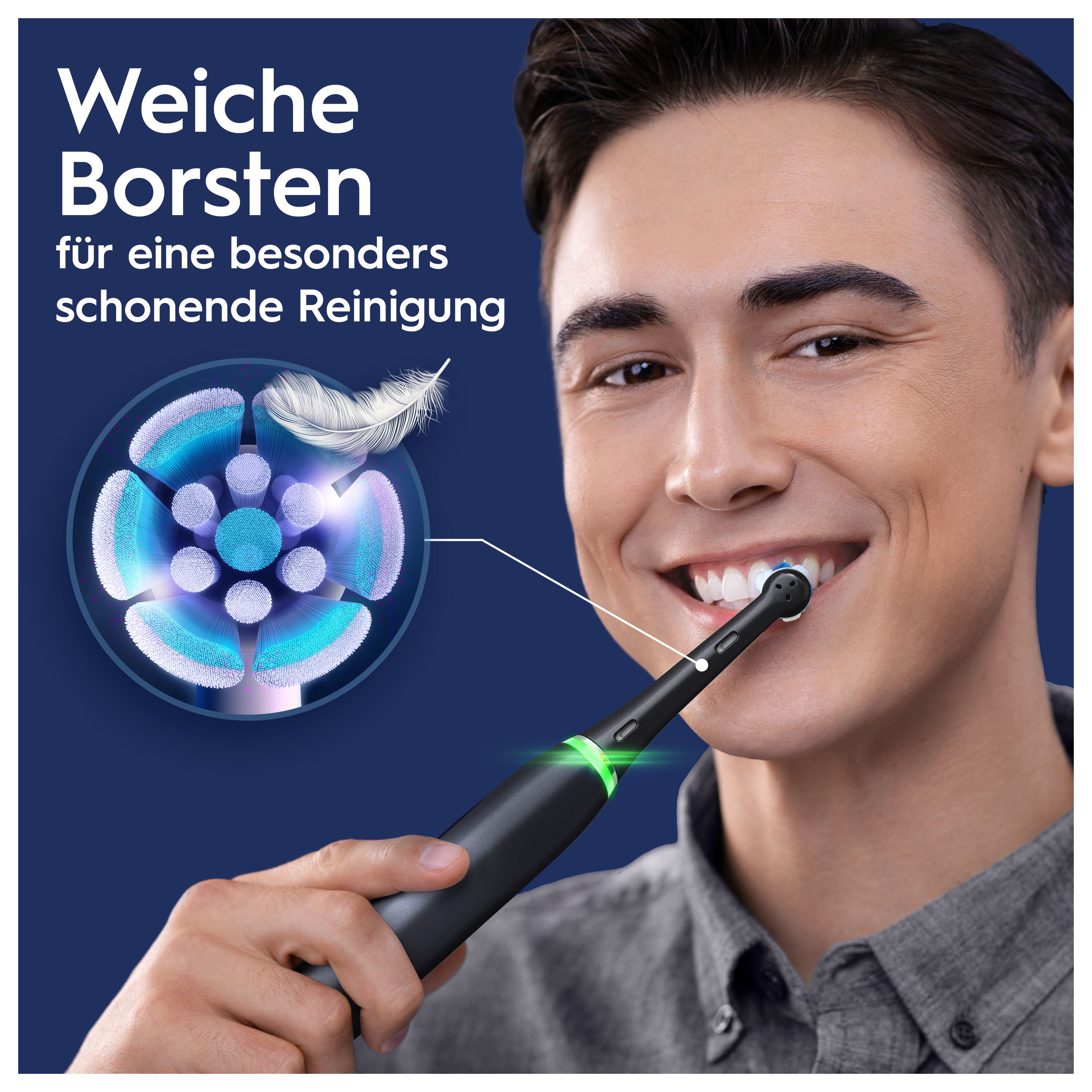 Mann putzt sich die Zähne mit einer schwarzen elektrischen Zahnbürste. Bürstenkopf im Mund.