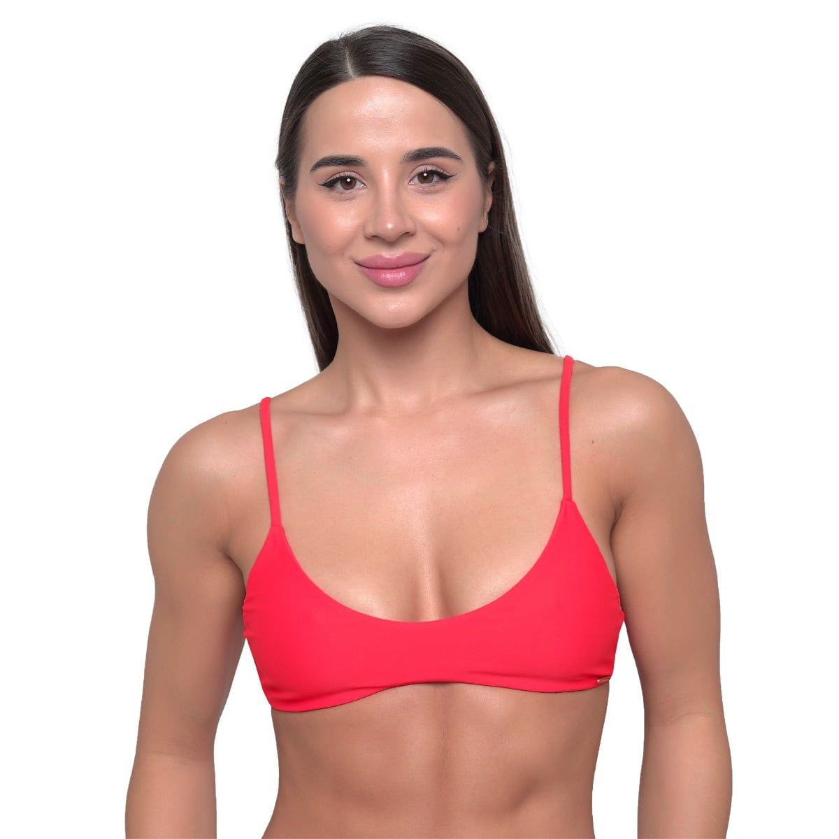 Rotes Bikini-Oberteil mit schmalen Trägern, frontal von einer Frau getragen.