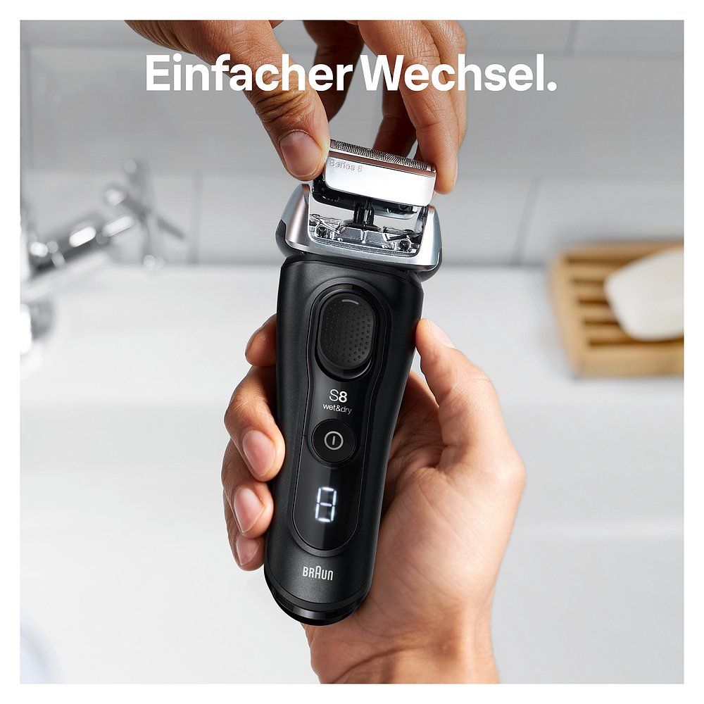 Hände wechseln den Scherkopf eines schwarzen Braun Series 8 Rasierers. Text: Einfacher Wechsel.
