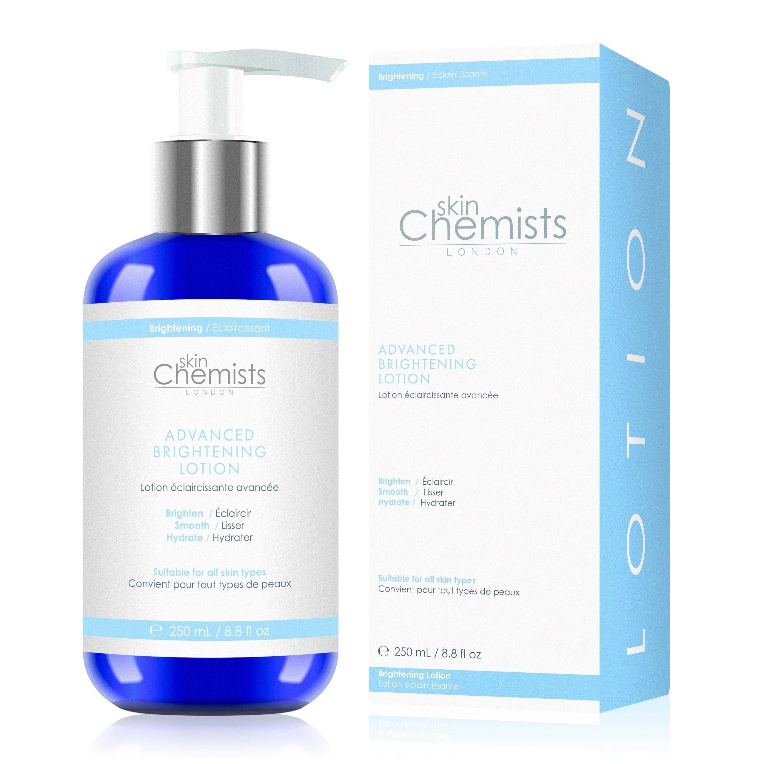 Blaue Flasche und Schachtel. SkinChemists Advanced Brightening Lotion. Text: Brightening Lotion, für alle Hauttypen. Weiße Verpackung.