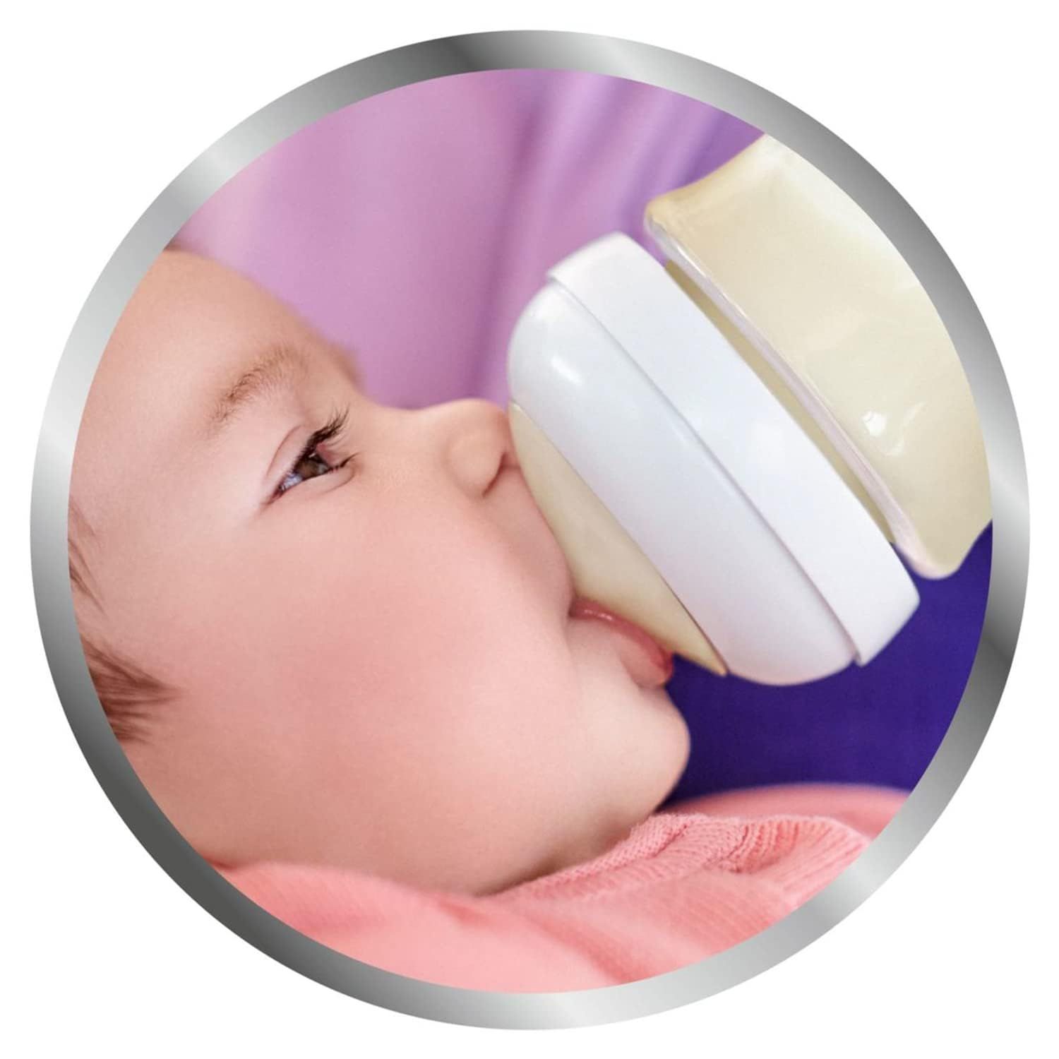 Nahaufnahme eines Babys, das aus einer Babyflasche trinkt. Der Sauger ist im Mund des Babys.