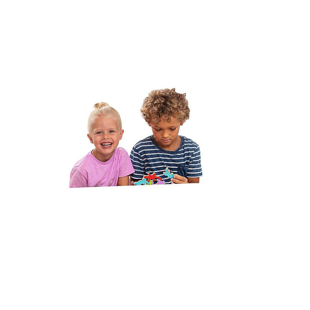 Zwei Kinder spielen mit bunten Holz-Echsen. Ein Kind hält eine Echse in der Hand.