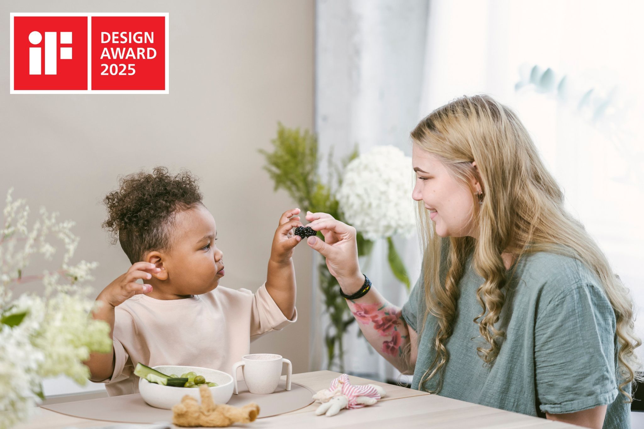 Kind und Erwachsene am Tisch. iF Design Award 2025.