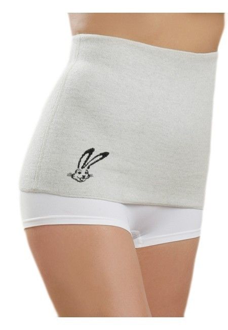 Grauer Rückenwärmer mit Hasenmotiv. XL-Größe. Auf einer Person getragen, über weißer Unterwäsche. Seitliche Ansicht.