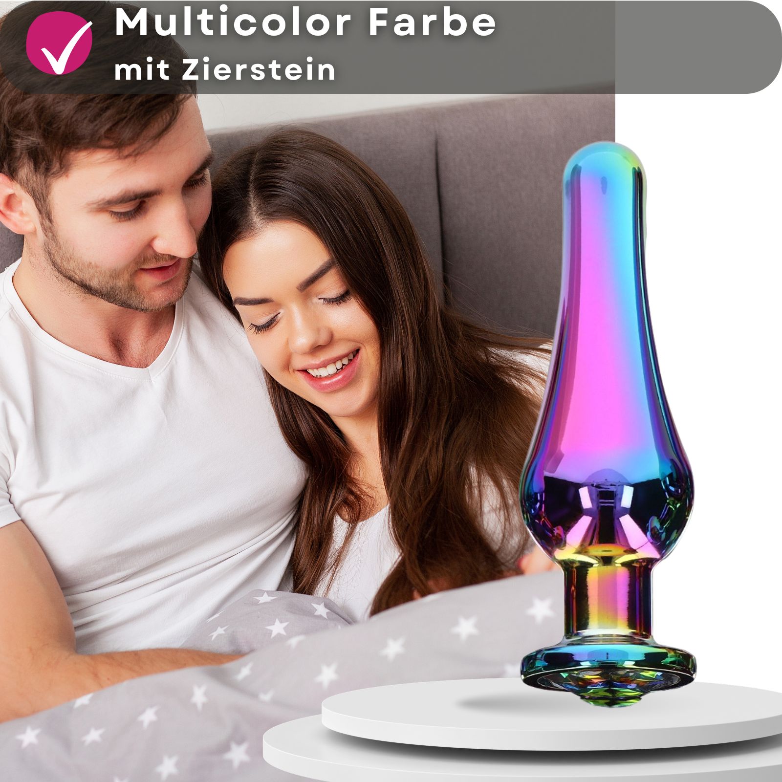Multicolor Plug mit Zierstein. Paar im Hintergrund. Produkt auf Podest.