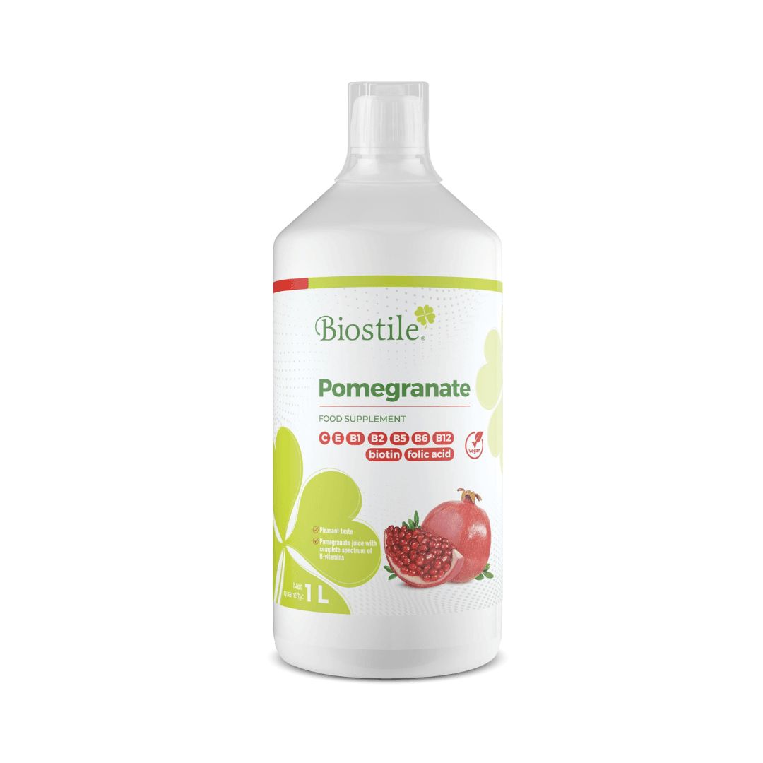 Weiße Flasche mit Biostile Granatapfelsaft. Etikett mit Produktnamen, Inhaltsstoffen und einer Granatapfel-Illustration. 1L.
