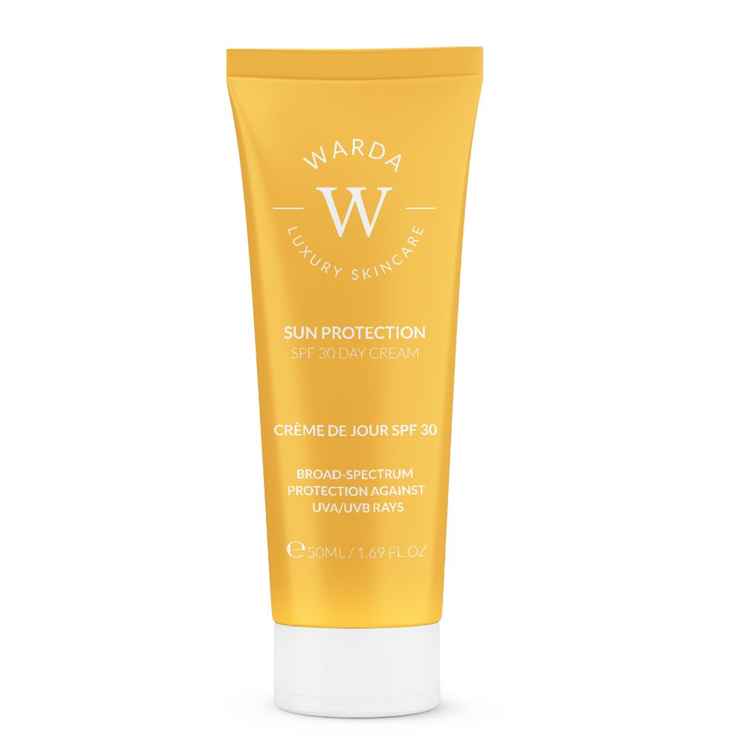 Gelbe Tube mit weißem Verschluss. Aufschrift: Sun Protection SPF 30 Day Cream. Marke: Warda Luxury Skincare.