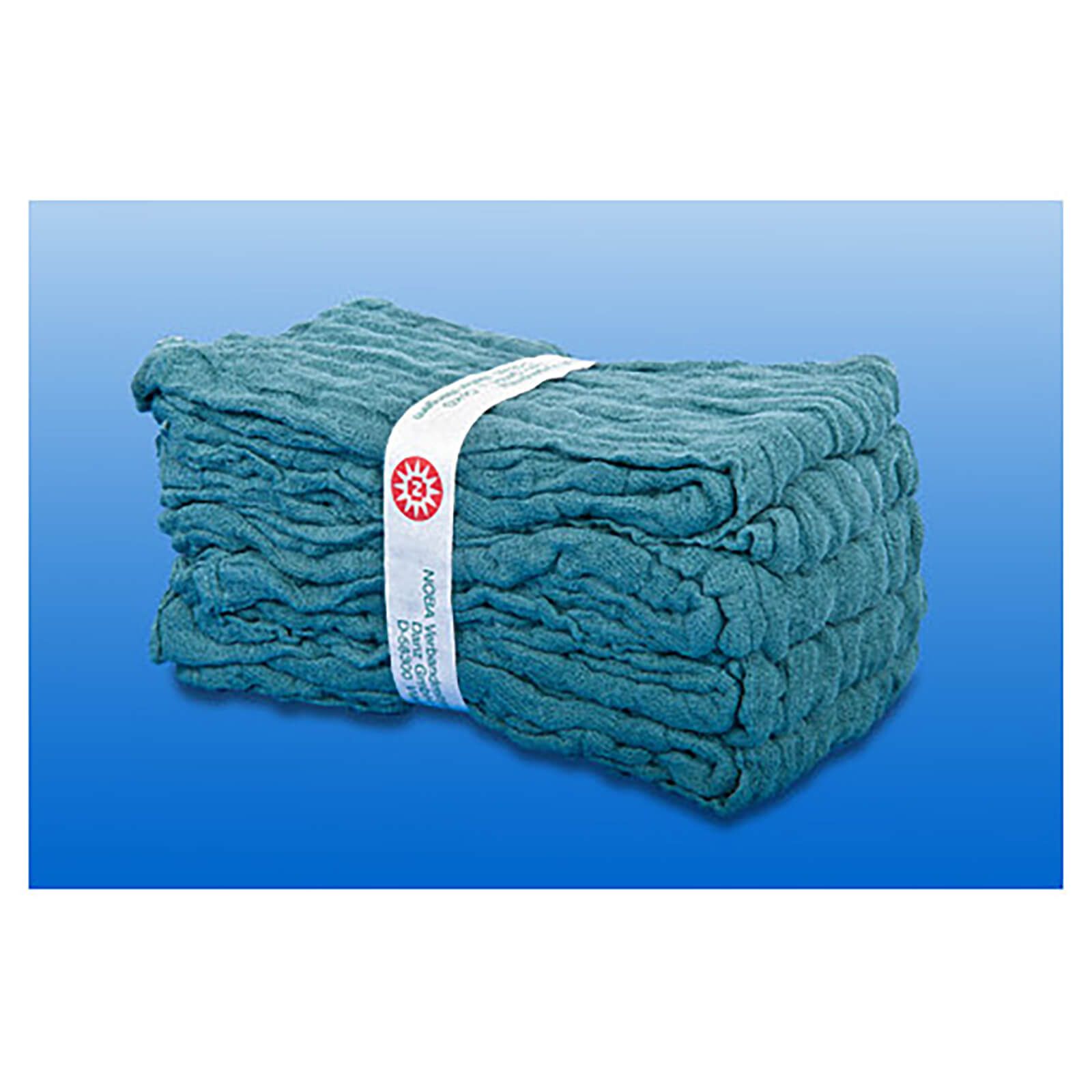 Grünes, vorgewaschenes Bauchtuch, 4-lagig, mit Band. AQUA Medizintechnik. Stapel von Tüchern.