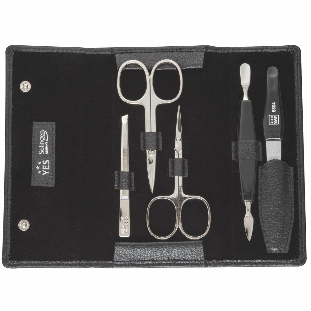 Schwarzes Lederetui mit 5 Maniküre-Instrumenten aus Metall: Schere, Pinzette, Nagelknipser und zwei Spatel.
