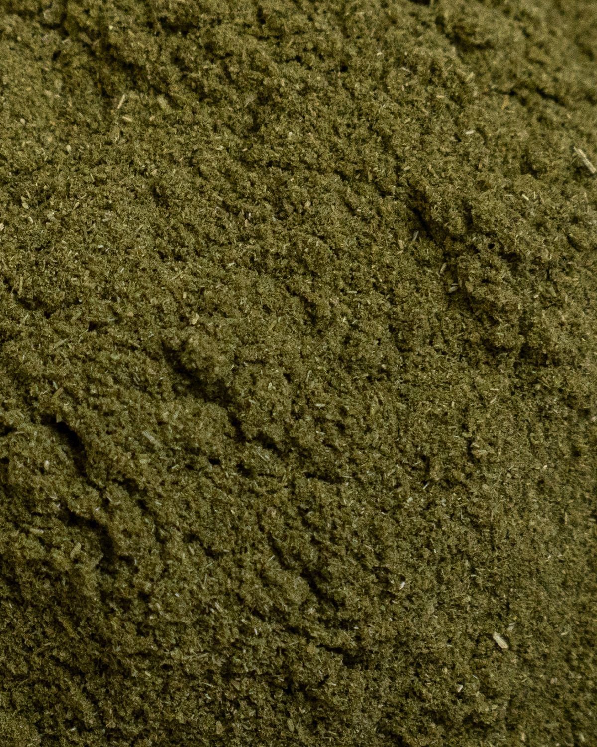 Nahaufnahme von grünem Pulver. Feine Textur, leicht körnig.