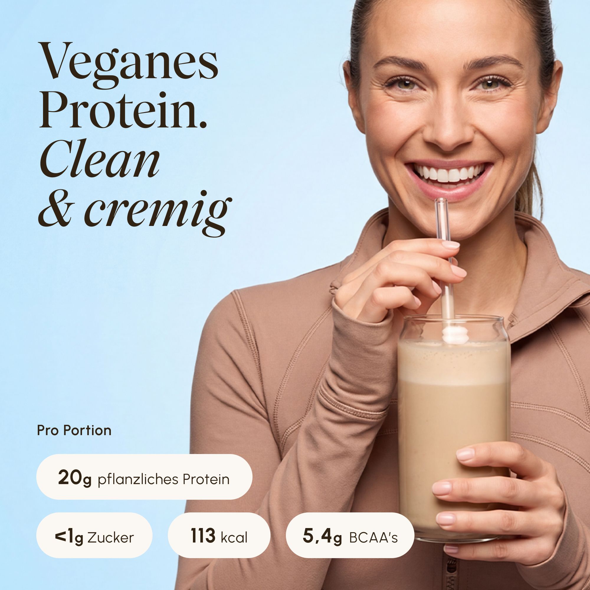 Frau trinkt cremigen veganen Proteinshake. Enthält 20g pflanzliches Protein.