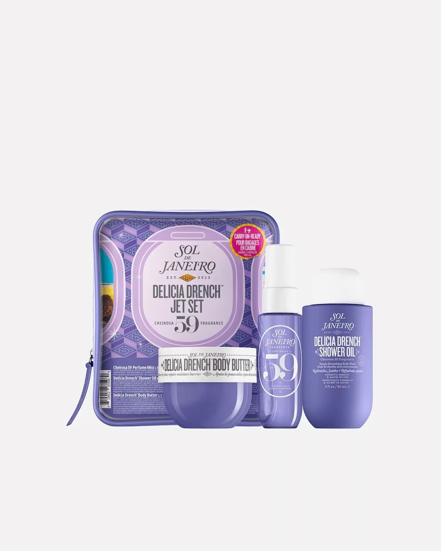 Sol de Janeiro Delicia Drench Jet Set. Lila Kosmetiktasche mit Produkten: Body Butter, Duschöl, Spray. Text: 59, Delicia Drench.