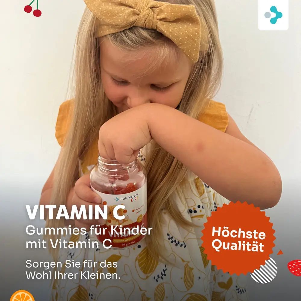 Kind öffnet eine Flasche Vitamin C Gummies. Flasche mit Etikett. Text: Vitamin C Gummies für Kinder mit Vitamin C.