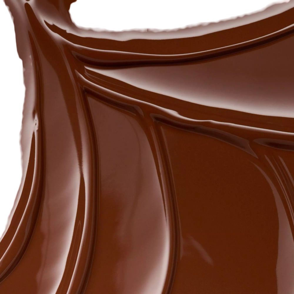 Nahaufnahme von flüssigem Lippenstift. Braune Farbe, glänzende Textur. Gezeigt in einer Welle.