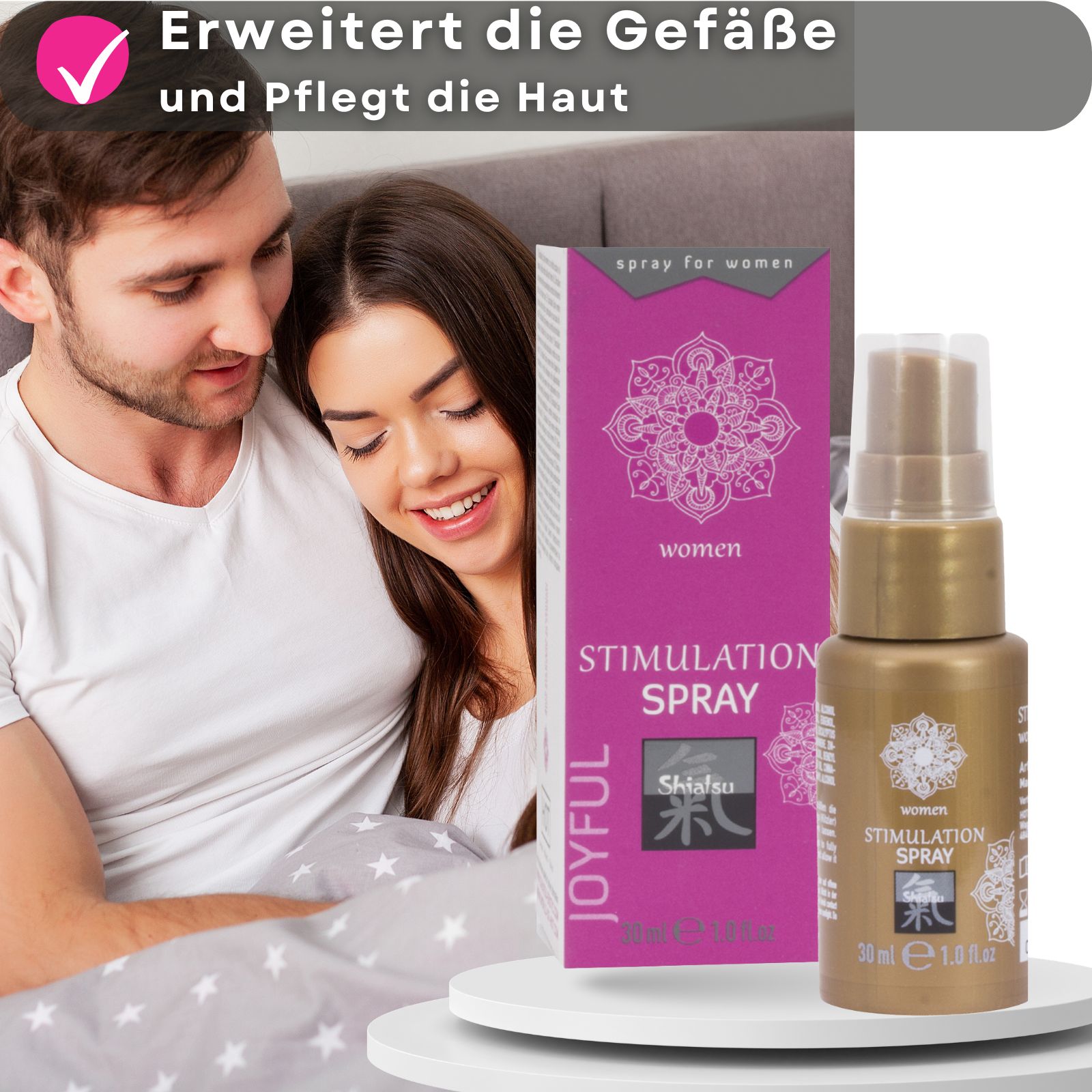 Goldfarbene Sprühflasche und Text mit Produktvorteilen. Paar im Bett. Aufschrift: STIMULATION SPRAY, 30 ml.