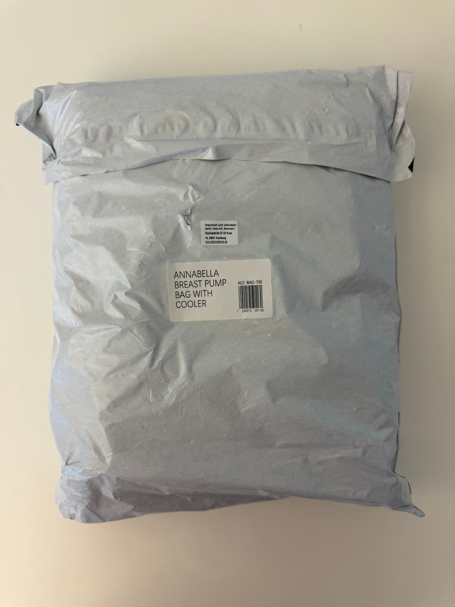 Verpackte Tasche. Aufschrift: Annabella Breast Pump Bag with Cooler. Etikett mit Barcode.