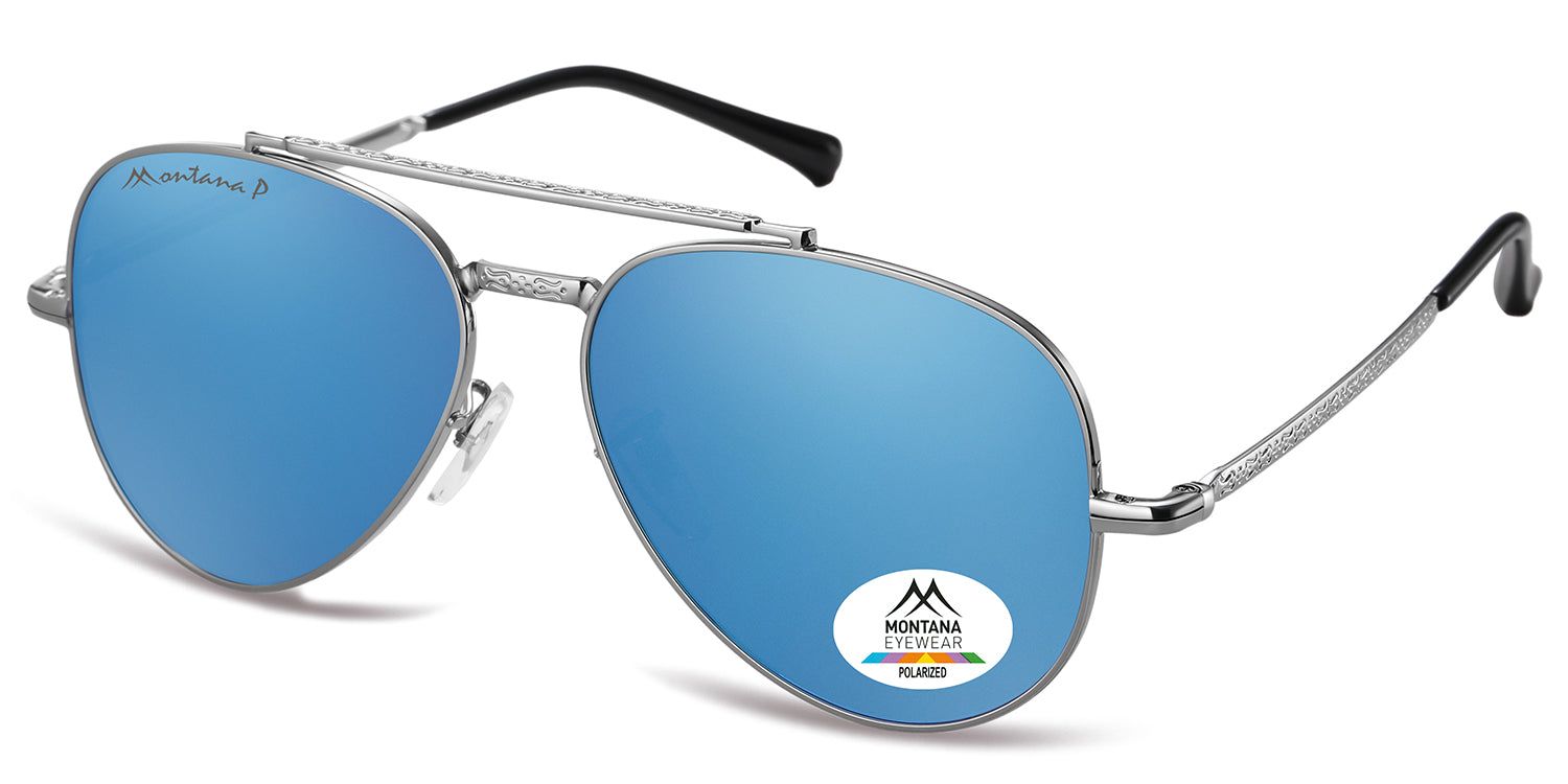 Sonnenbrille mit silbernem Rahmen und blauen Gläsern. Das Montana Eyewear Logo ist auf einem Glas zu sehen. Die Brille ist leicht angewinkelt.