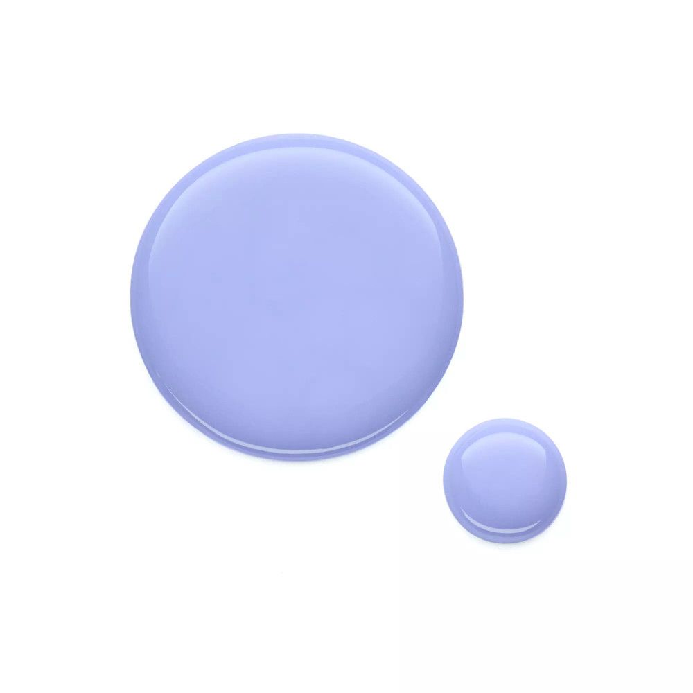 Zwei lilafarbene Nagellacktropfen auf weißem Hintergrund. Ein großer und ein kleiner Tropfen.