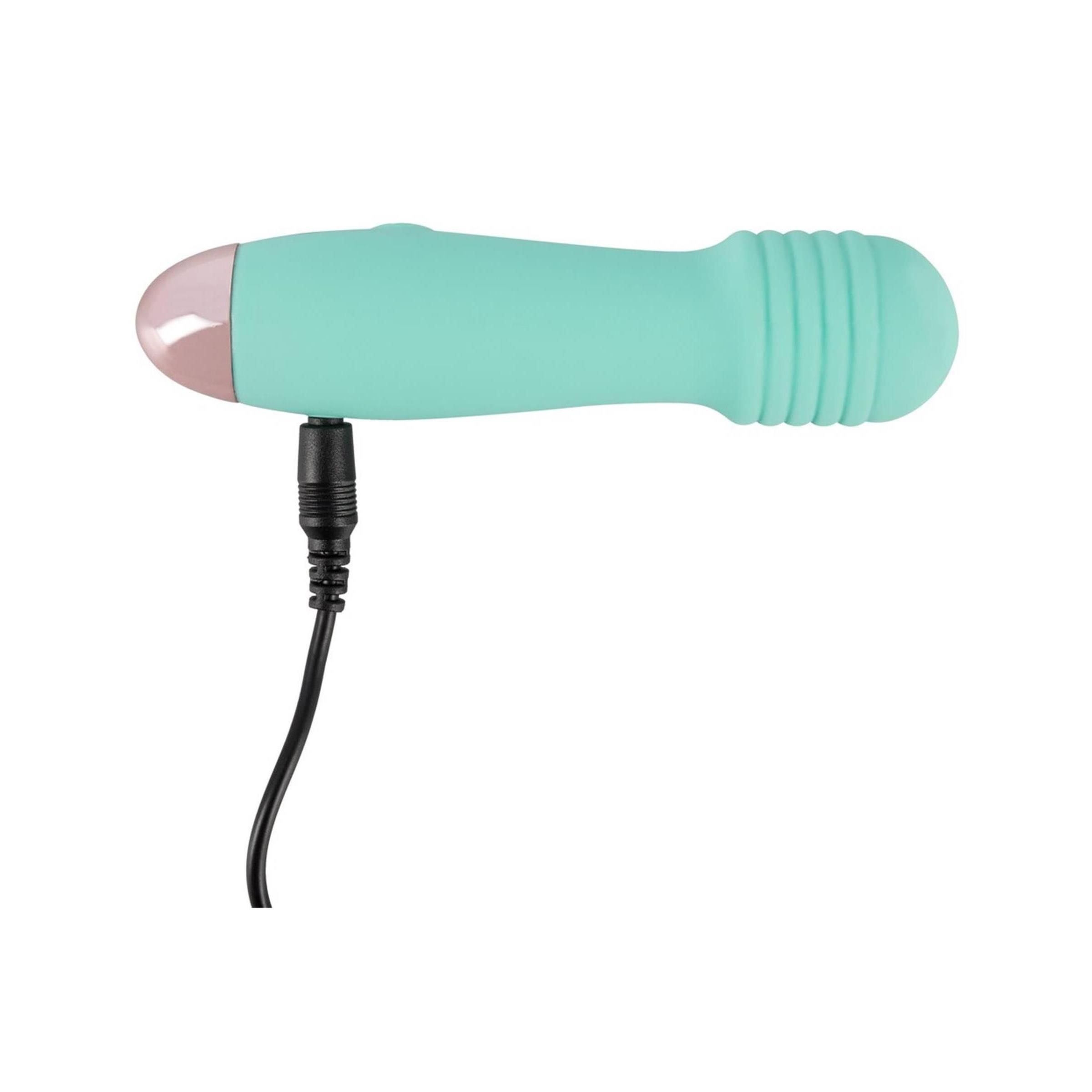 Türkisfarbener Vibrator mit angeschlossenem Ladekabel. Geriffelte Spitze, rosa Spitze.