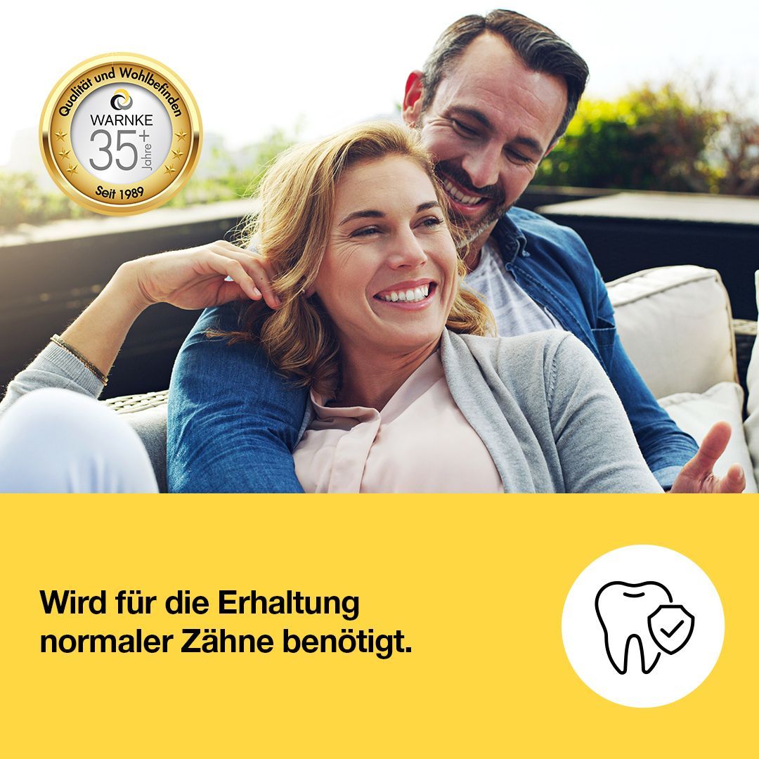 Paar lächelt. Gelber Hintergrund mit Text: Wird für die Erhaltung normaler Zähne benötigt. Symbol: Zahn mit Häkchen.