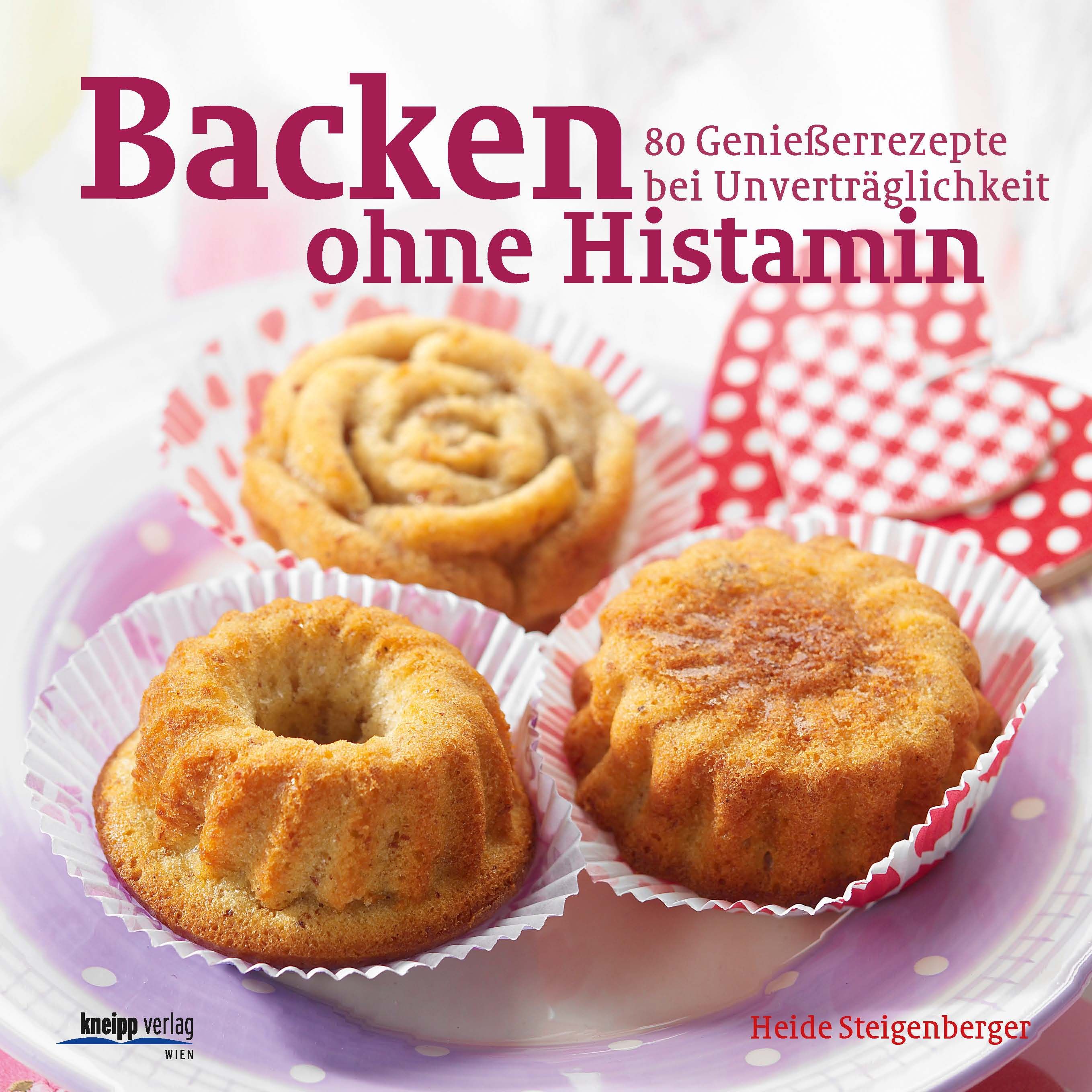 Buchcover: Backen ohne Histamin. 3 Kuchen in Papierförmchen auf Teller. Titel und Autor sichtbar.