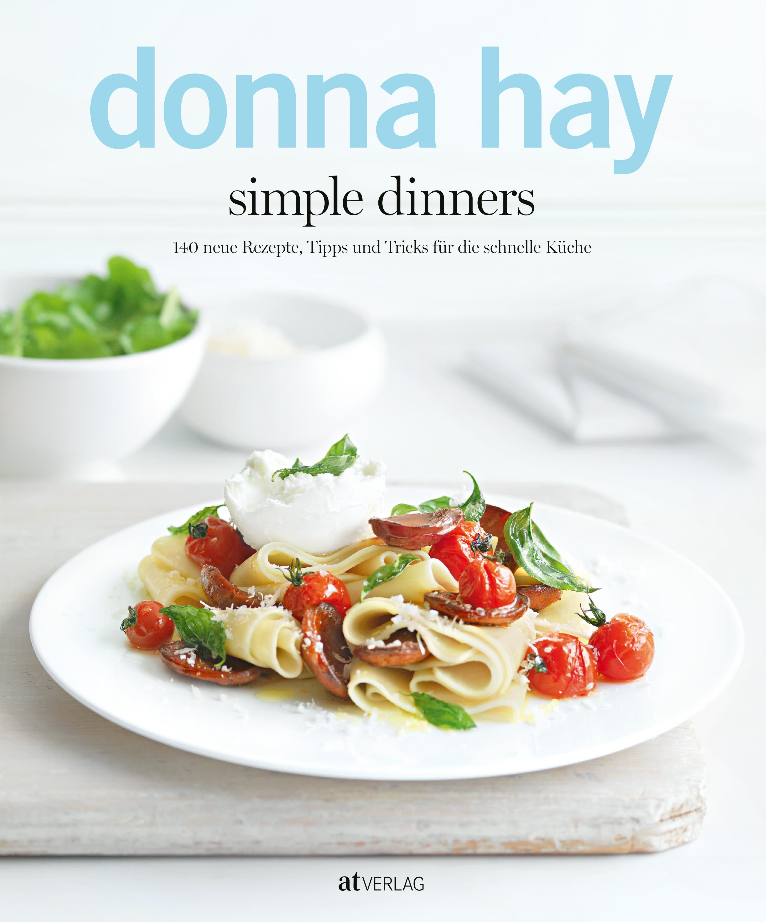Kochbuch "donna hay simple dinners". Titel in hellblau. Auf dem Cover ein Teller mit Pasta, Tomaten und Käse. Im Hintergrund Schalen mit Zutaten.