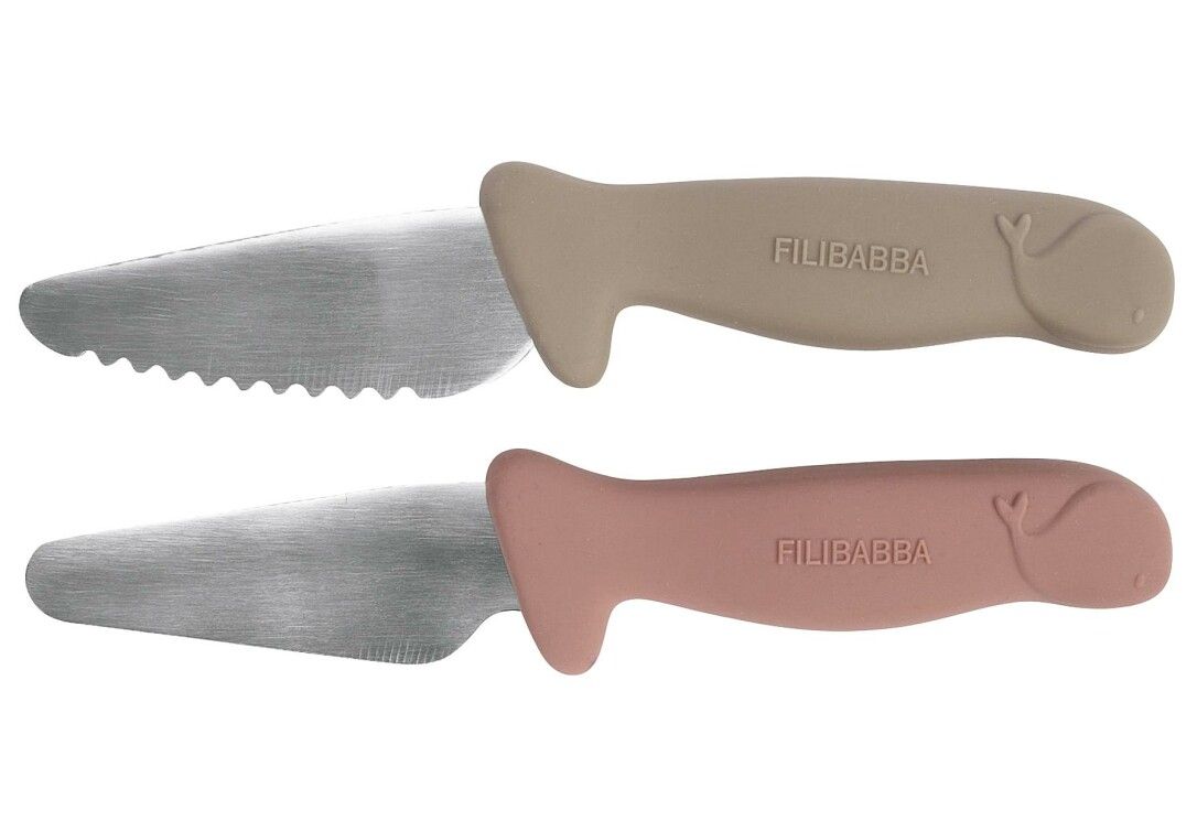 Zwei Kindermesser mit wellenförmiger Klinge und Walgriff. Ein Messer hat einen beigen Griff, das andere einen rosa Griff. Marke: FILIBABBA.