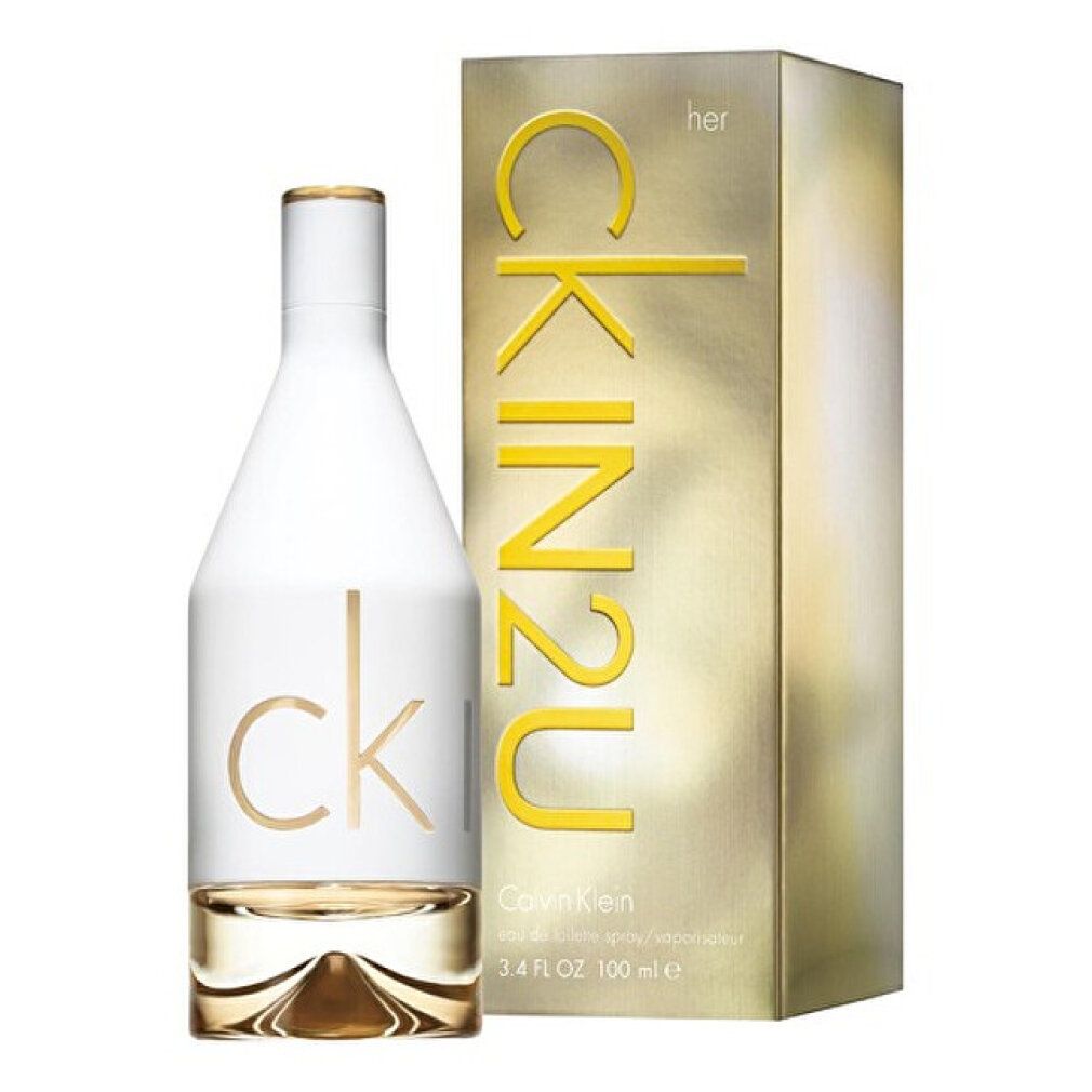 Parfümflasche und Verpackung. Flasche weiß, Schriftzug CK IN2U gold. Verpackung goldfarben mit Schriftzug CK IN2U.