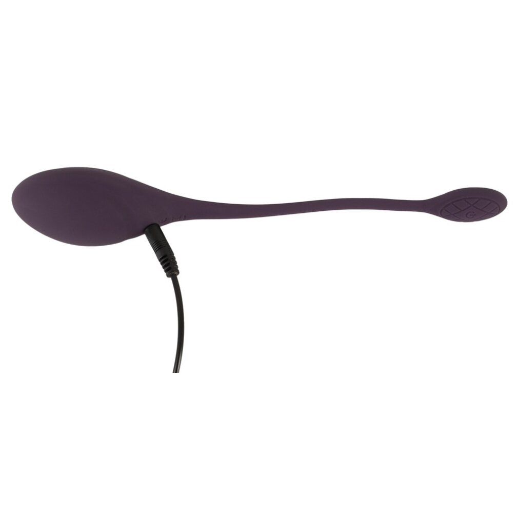 Lila RC Love Ball mit angeschlossenem Ladekabel. Ein Ende mit geriffelter Oberfläche, das andere mit konzentrischen Kreisen.