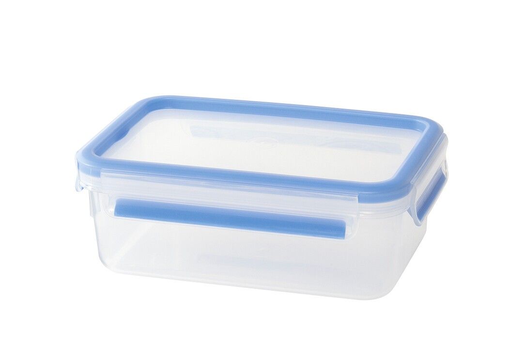 Transparente, rechteckige Frischhaltedose mit blauem Deckel und Clips.