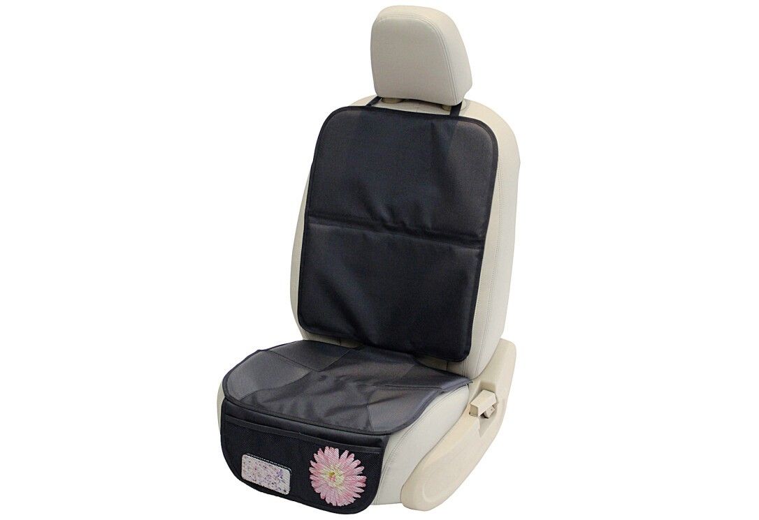 Schwarze Kindersitz-Unterlage auf einem Autositz. Mit einer Tasche und einer rosa Blume verziert.