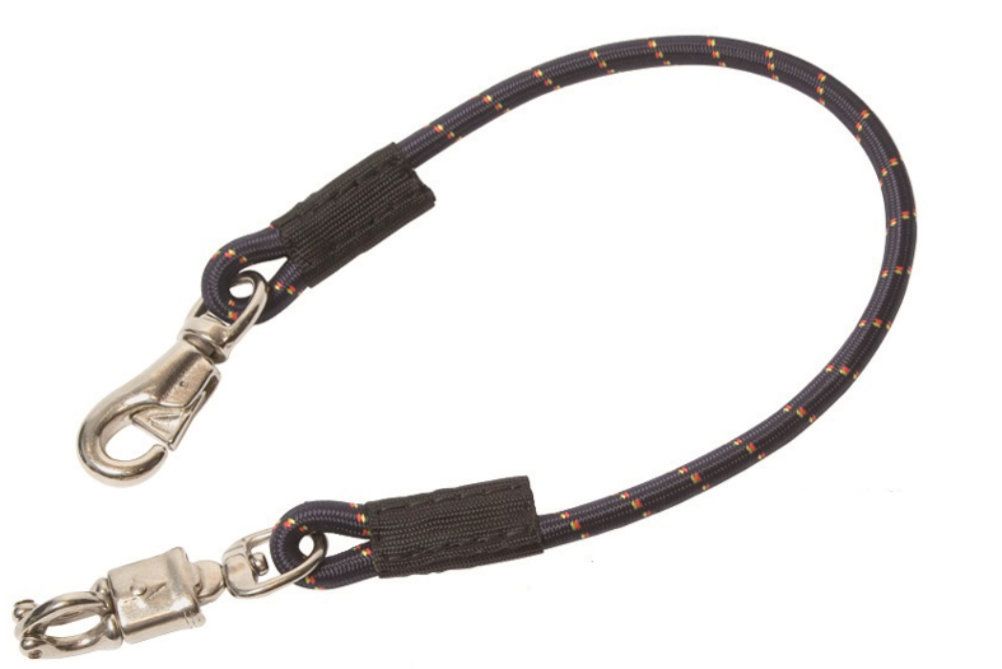 Ein schwarzes Elastik Anbinder mit zwei silbernen Karabinerhaken an den Enden. Das Seil hat braune Punkte.