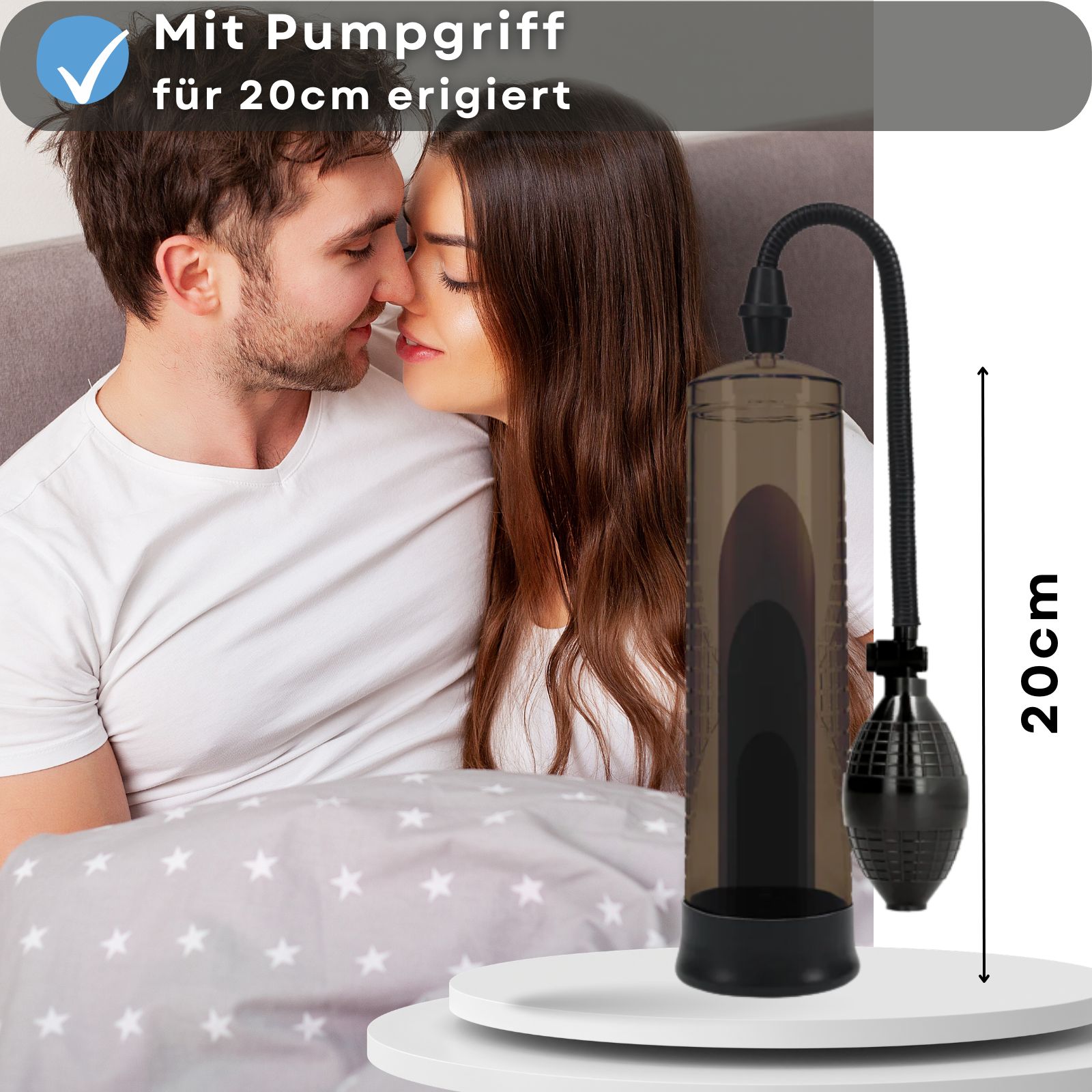 Penis Pumpe, schwarz. Pumpball. Paar im Bett. Text: Mit Pumpgriff für 20cm erigiert.