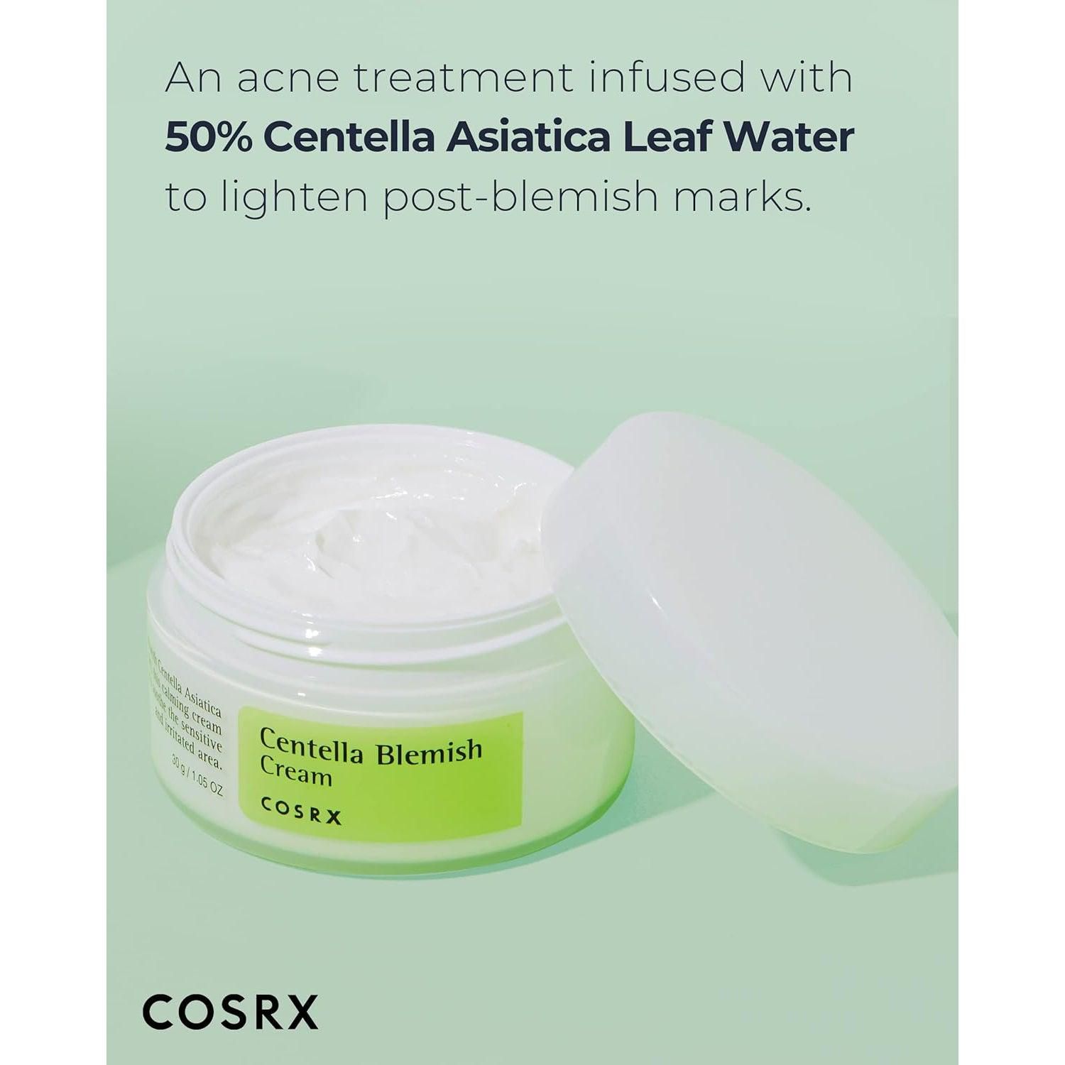 Offener weißer Tiegel mit Creme. Grünes Etikett mit Text: Centella Blemish Cream, COSRX. Deckel daneben.