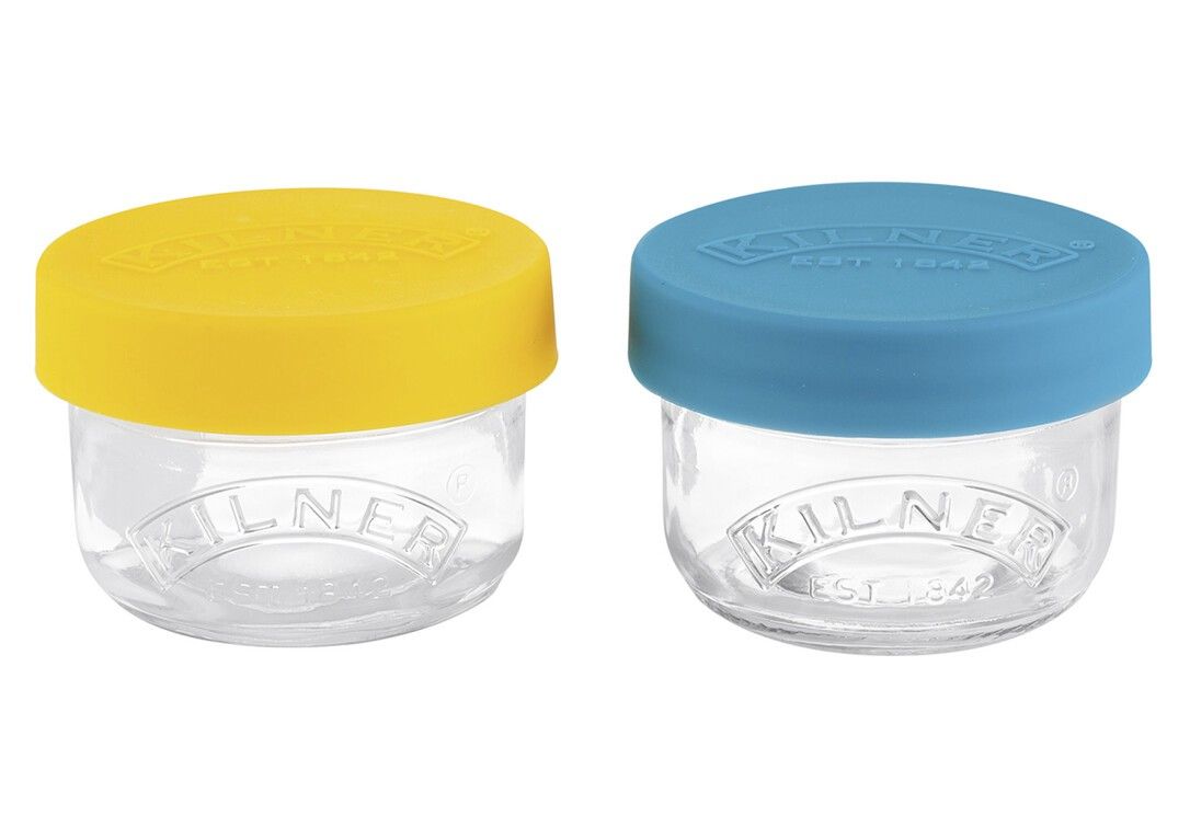 Zwei Gläser mit gelbem und blauem Deckel. Auf den Deckeln steht "KILNER". Gläser sind aus Glas.